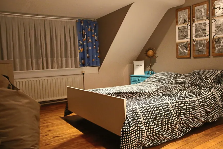 Een tweede slaapkamer met tweepersoonsbed